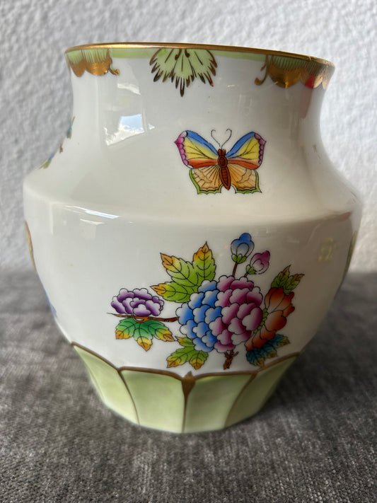Medium Porcelain Vase with "Queen Victoria" pattern by Herend